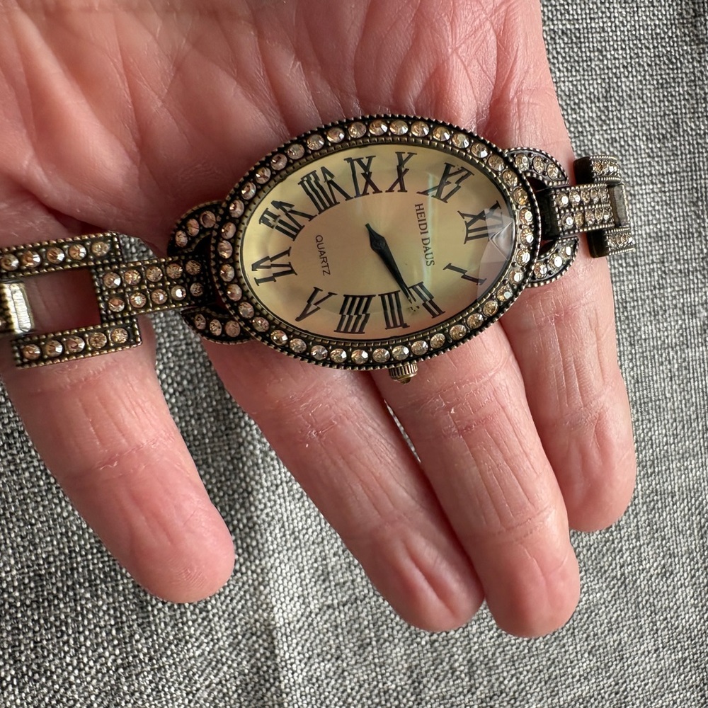 HEIDI DAUS Vintage Style Oval Watch. It Works! Battery replaced-MAKE ME AN OFFER